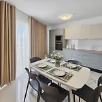 Modern 2br With Terrace Enjoying Views 3 Apartment
