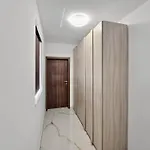 Apartment Modern 2br With Terrace Enjoying Views 3