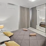 Modern 2br With Terrace Enjoying Views 3 *