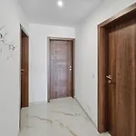 Modern 2br With Terrace Enjoying Views 3 Apartment