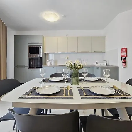 Modern 2br With Terrace Enjoying Views 3 아파트 세인트폴스베이