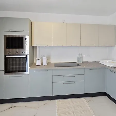 Modern 2br With Terrace Enjoying Views 3 아파트 *