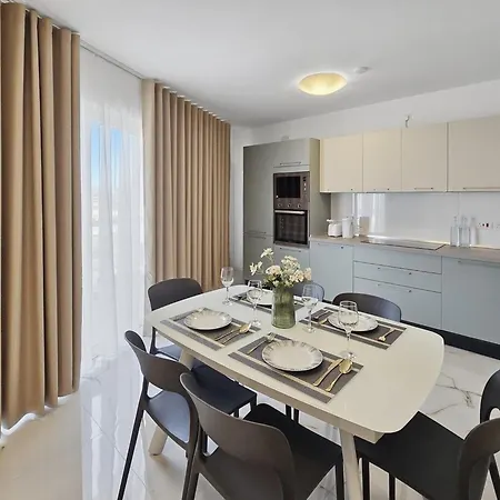 Modern 2br With Terrace Enjoying Views 3 아파트