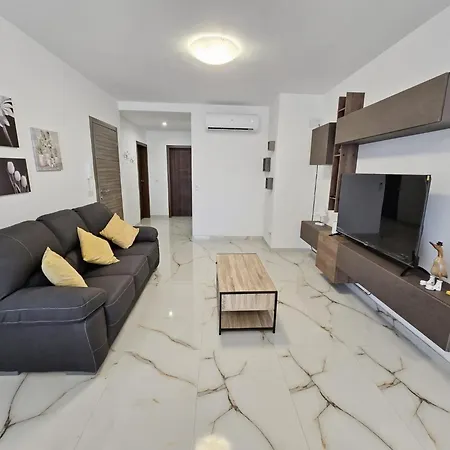 Modern 2br With Terrace Enjoying Views 3 - דירה *