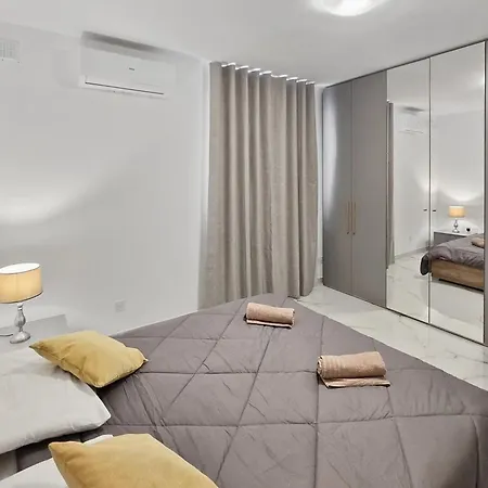 Modern 2br With Terrace Enjoying Views 3 - *