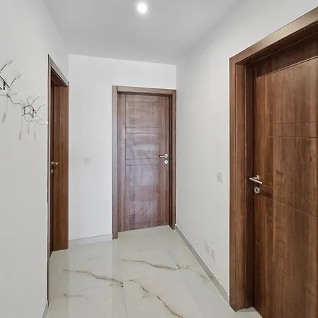 Modern 2br With Terrace Enjoying Views 3 - דירה