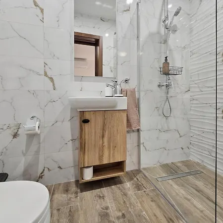 Modern 2br With Terrace Enjoying Views 3 - דירה