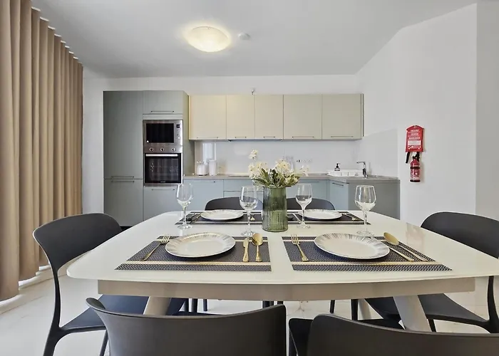 Modern 2br With Terrace Enjoying Views 3 아파트 세인트폴스베이