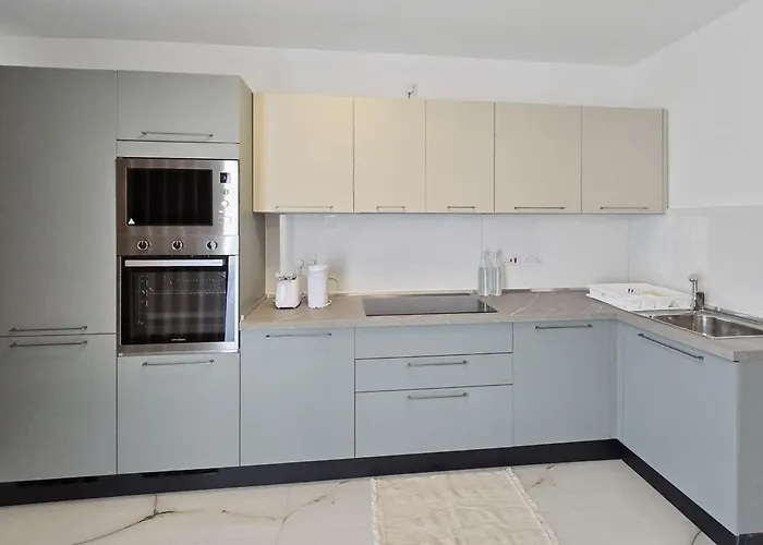 Modern 2br With Terrace Enjoying Views 3 아파트 *