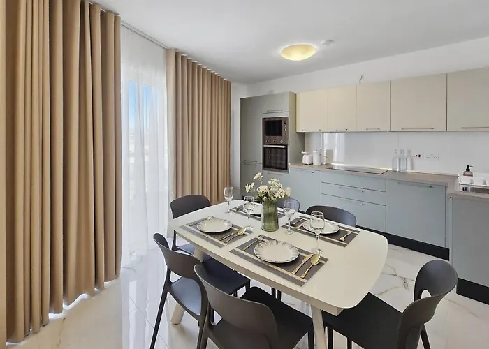 Modern 2br With Terrace Enjoying Views 3 아파트