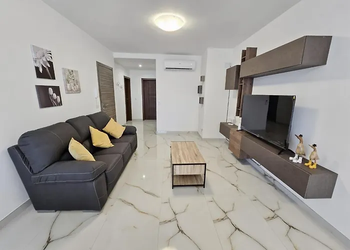 Modern 2br With Terrace Enjoying Views 3 아파트 *